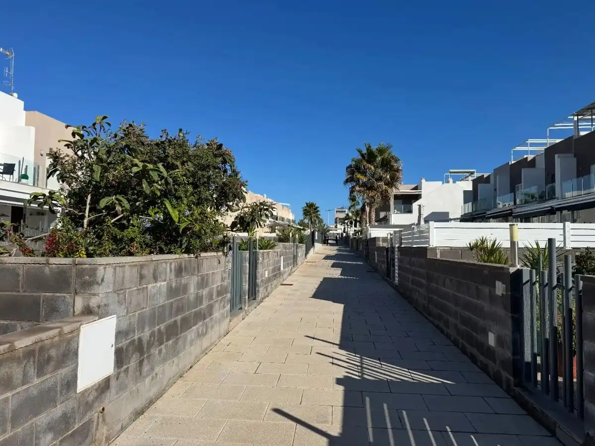 Vista exterior de Casa adosada en venta en Torrevieja con Aire acondicionado, Jardín privado y Amueblado