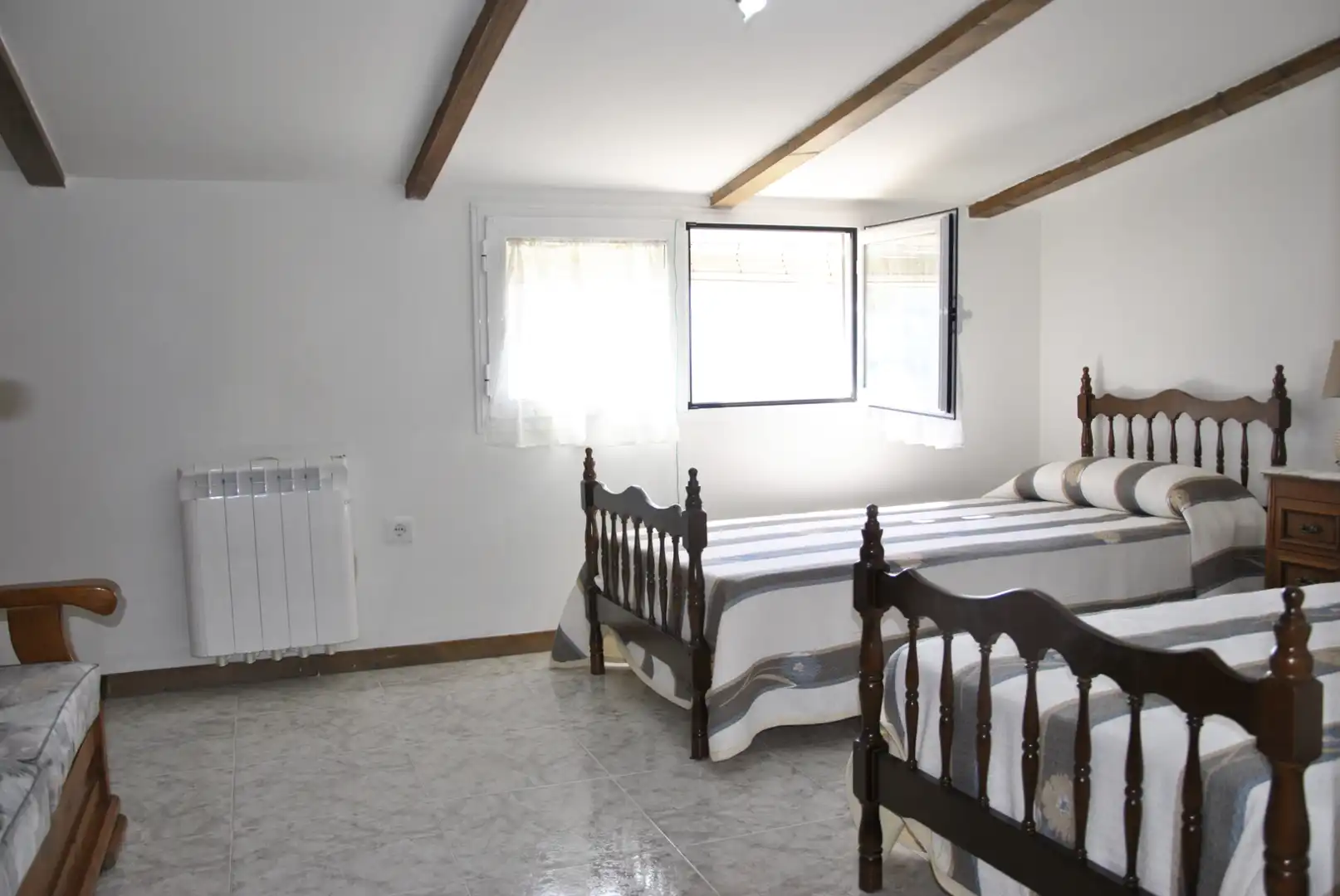 Schlafzimmer von Wohnung zum Verkauf in Arroyomolinos de la Vera mit Klimaanlage, Heizung und Möbliert