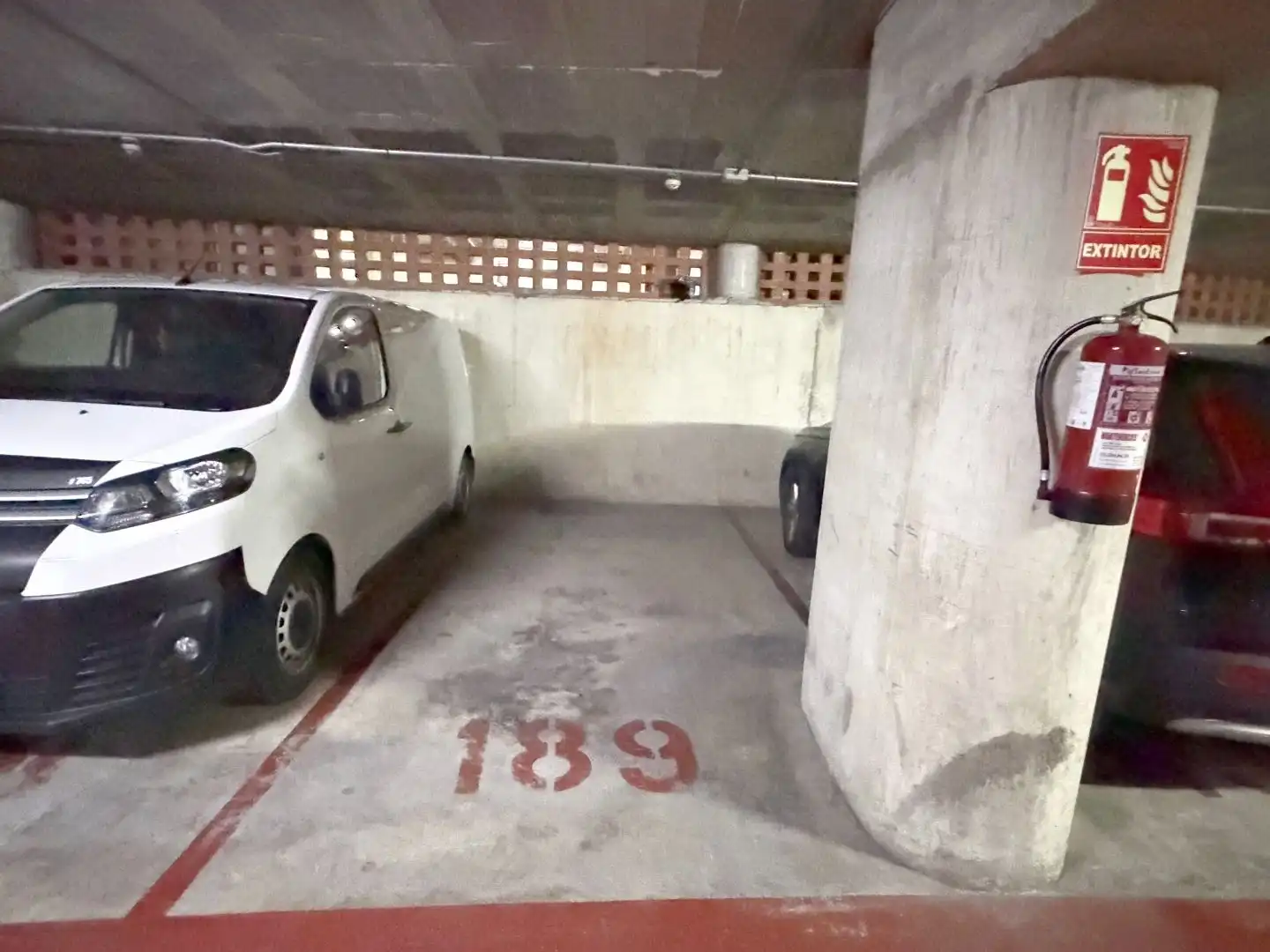 Parkplatz von Garage zur Miete in Barcelona mit Alarm