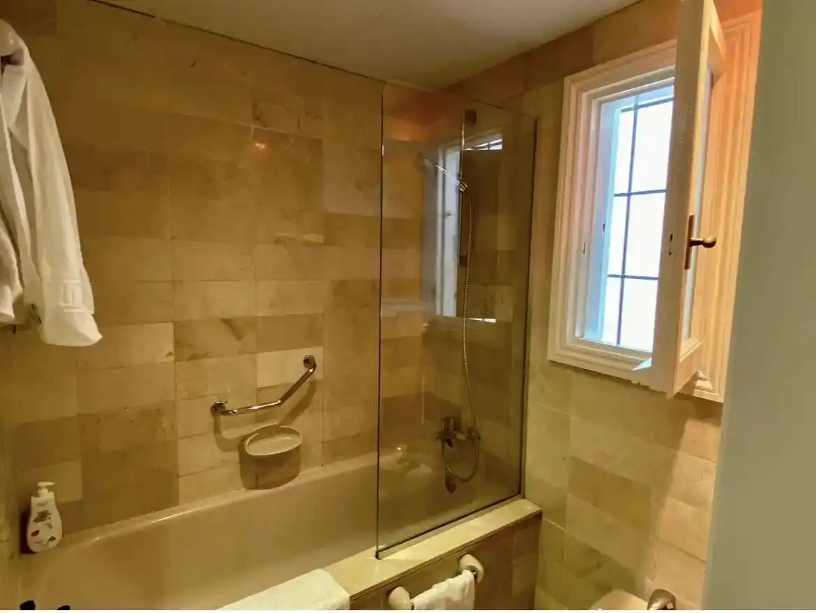 Bathroom of Flat for sale in Marbella  with Terrace and Swimming Pool