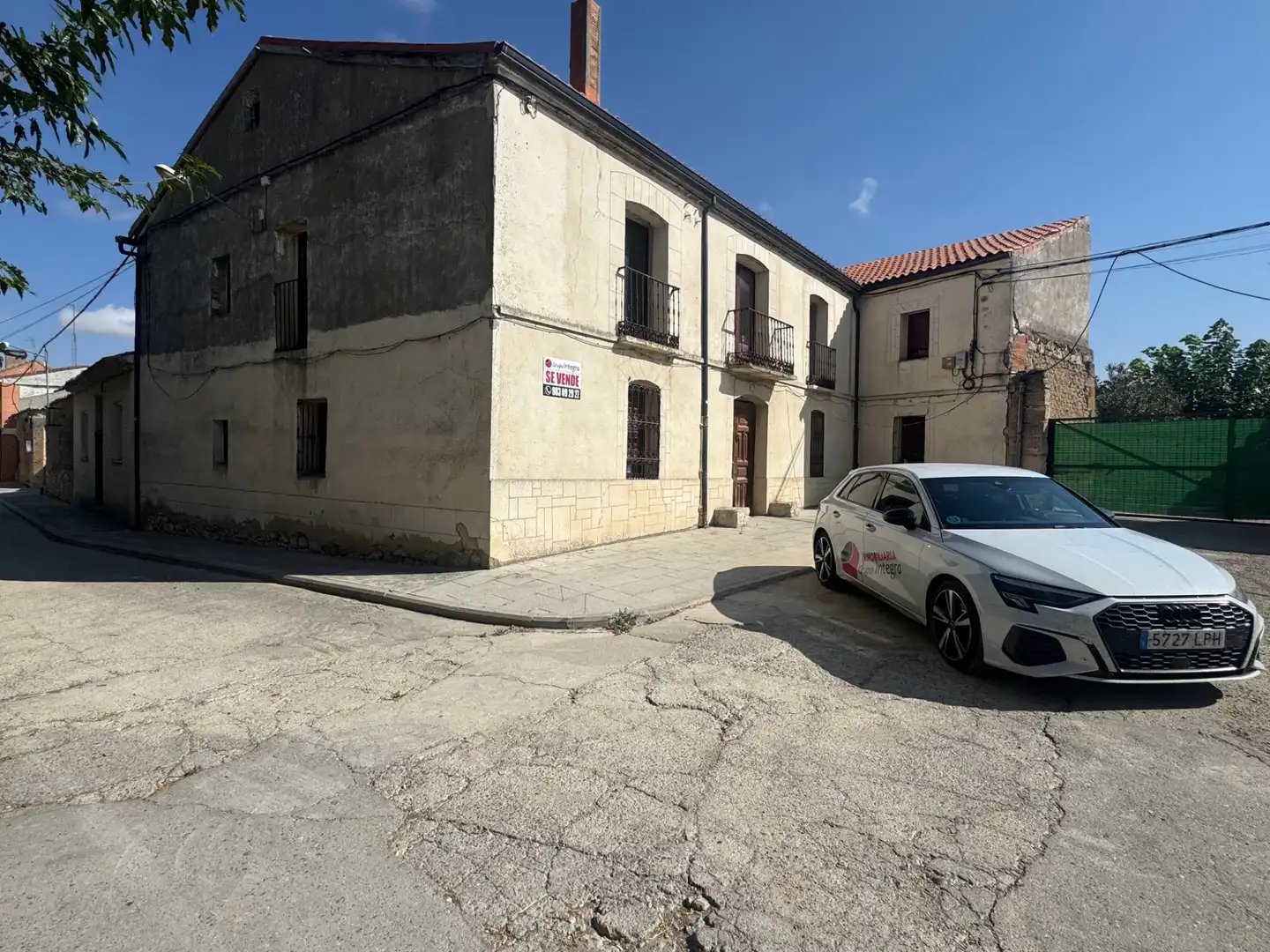 Vista exterior de Finca rústica en venda en Olmos de Esgueva amb Jardí privat i Traster