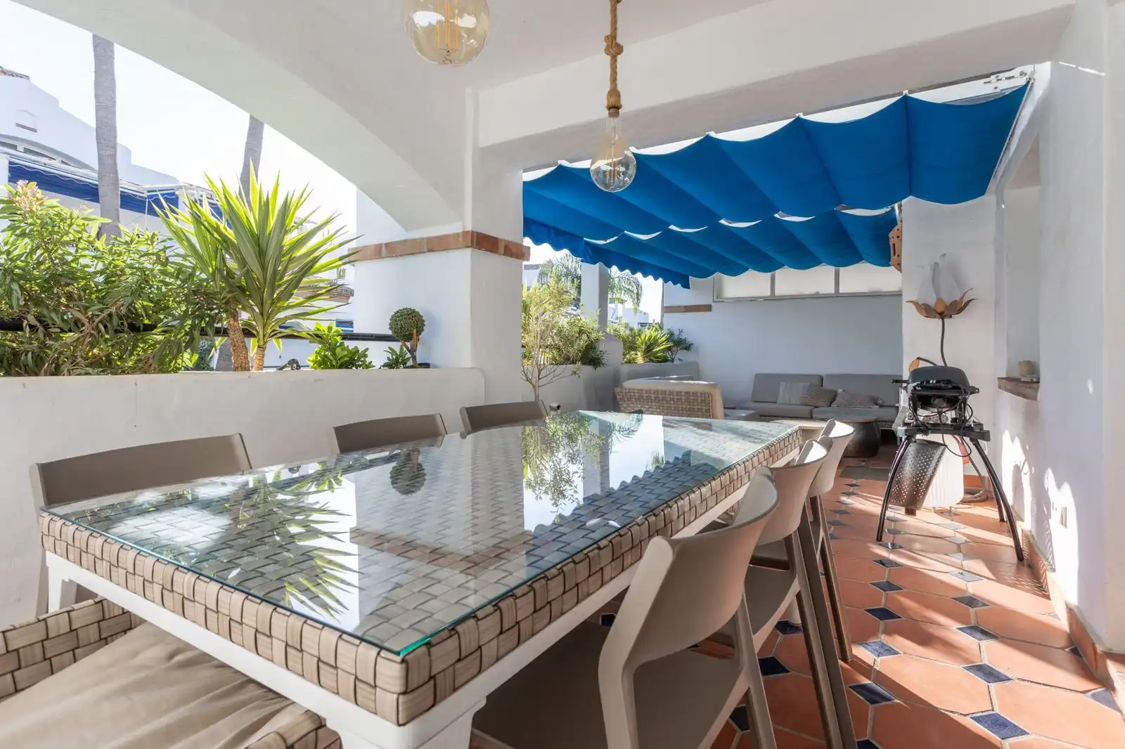 Terrasse von Wohnung zum Verkauf in Marbella mit Klimaanlage, Privatgarten und Terrasse