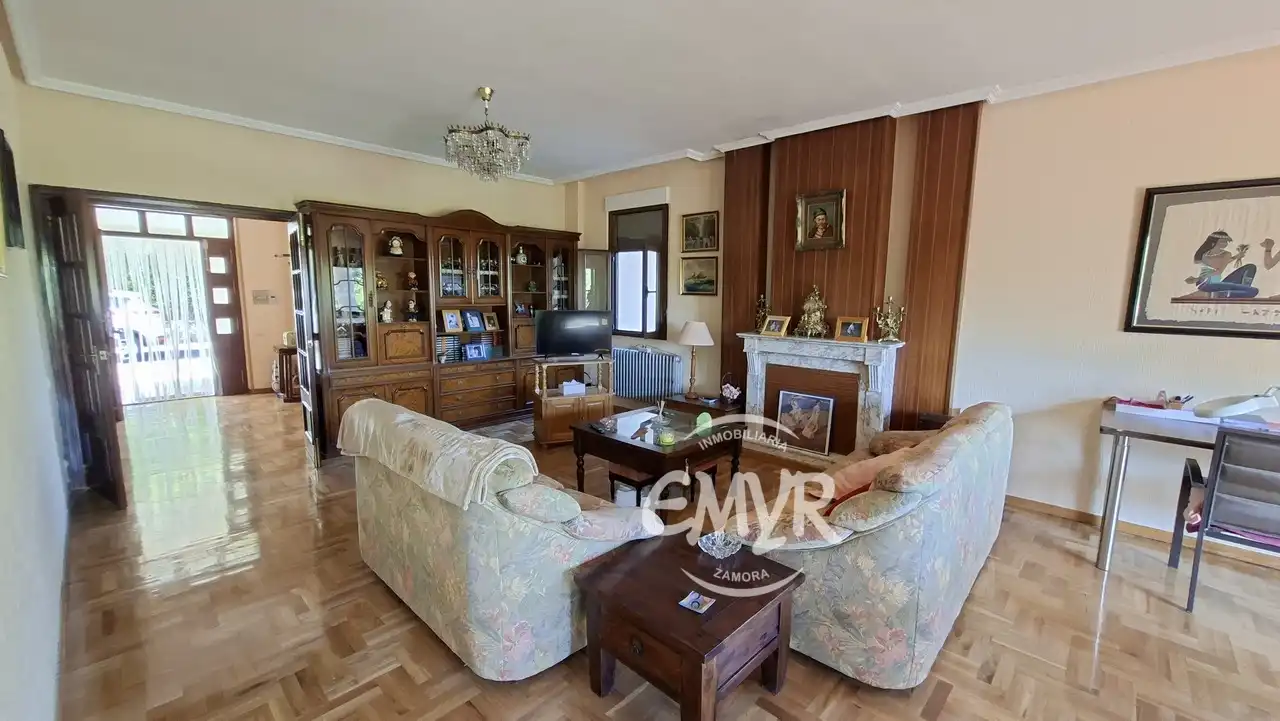 Sala d'estar de Casa o xalet en venda en Zamora Capital  amb Calefacció, Jardí privat i Parquet