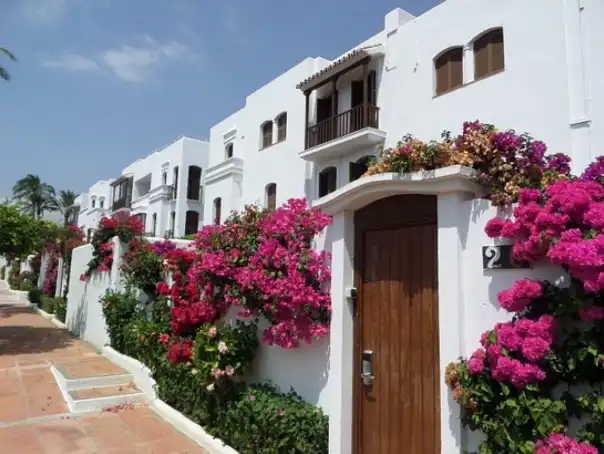 Vista exterior de Estudio de alquiler en Estepona con Aire acondicionado, Calefacción y Jardín privado