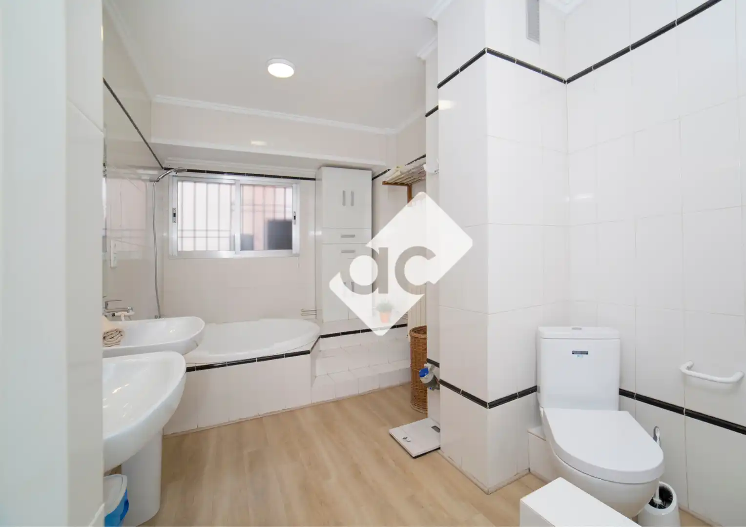 Baño de Piso de alquiler en Valencia con Aire acondicionado, Calefacción y Amueblado