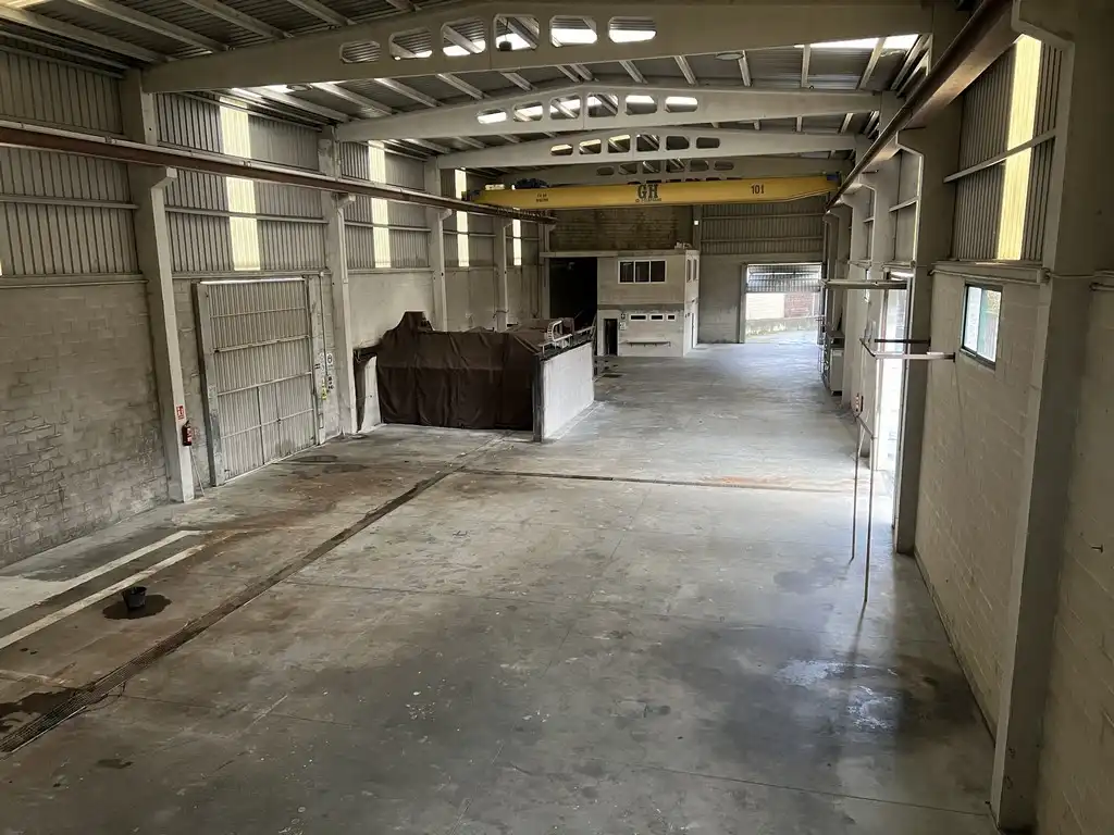 Industrial buildings for rent in Cambre 
