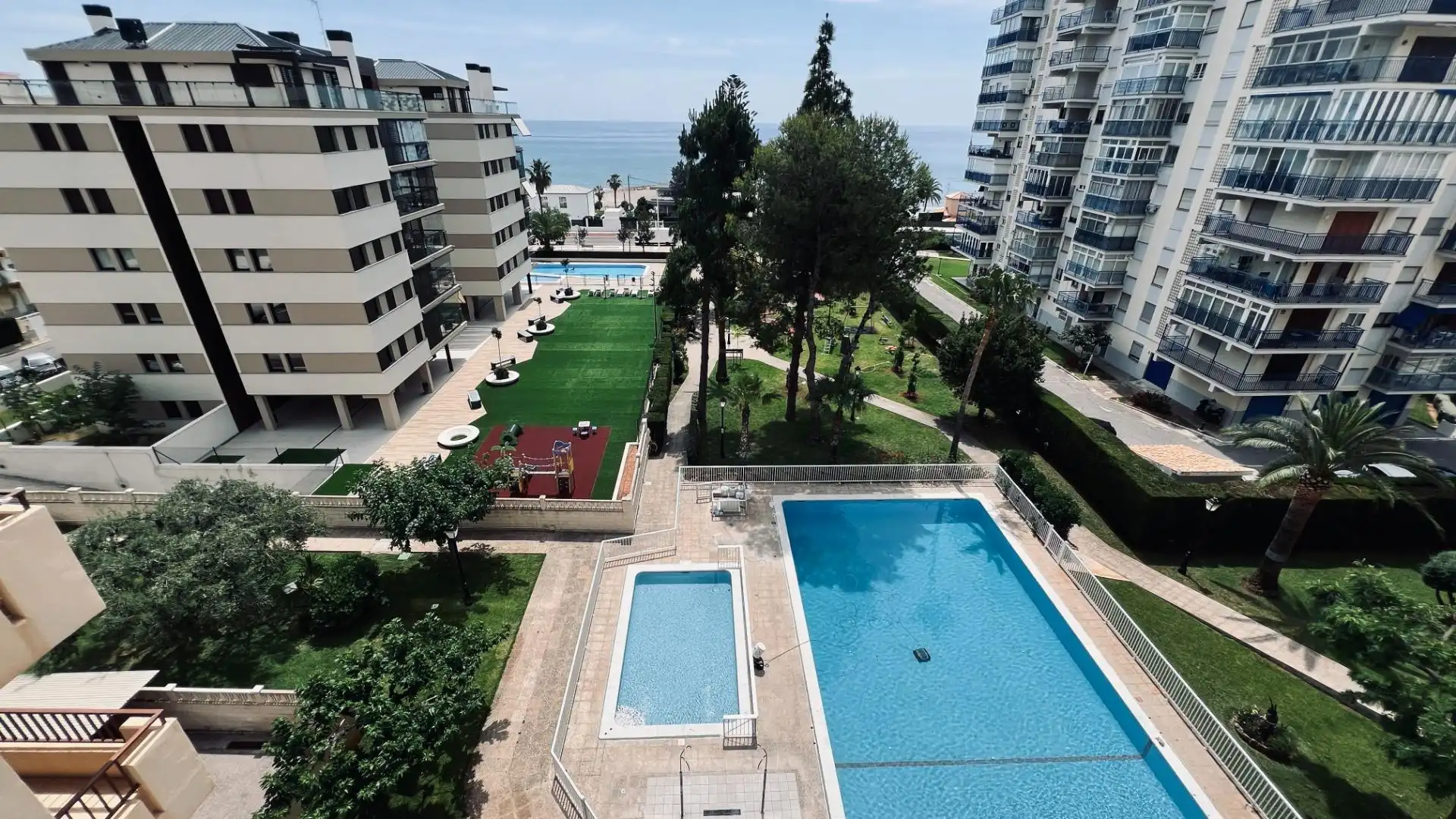 Piscina de Apartament en venda en Benicasim / Benicàssim amb Jardí privat, Terrassa i Traster