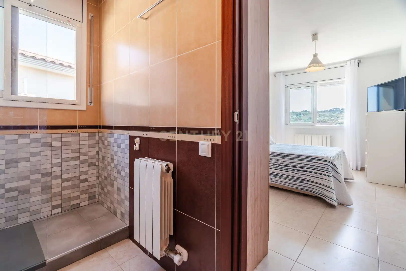 Schlafzimmer von Einfamilien-Reihenhaus zum Verkauf in Vila-rodona mit Privatgarten und Ofen