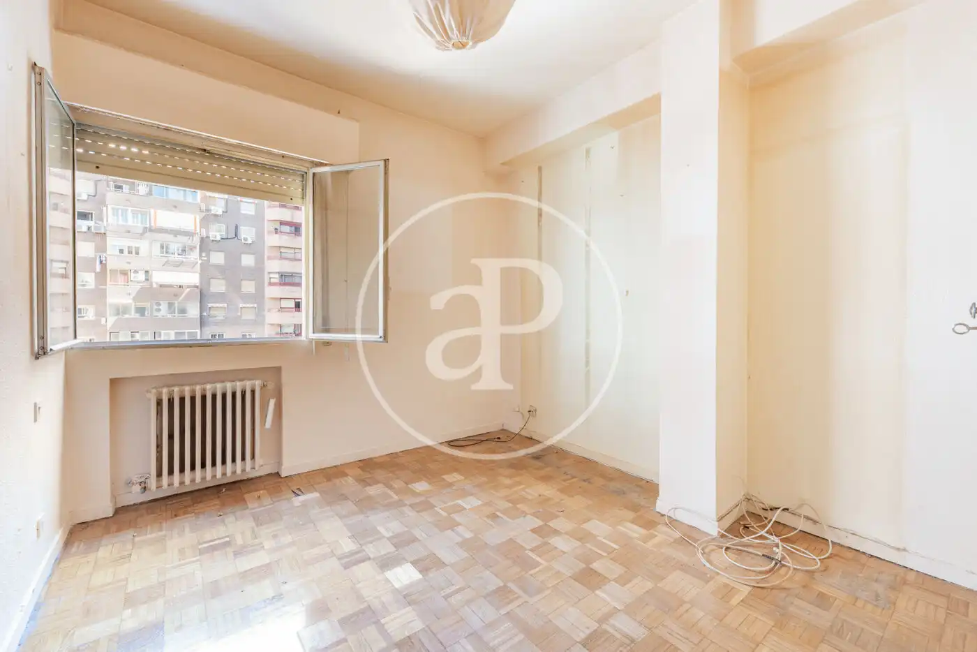 Habitación de Piso en venta en Madrid con Calefacción, Terraza y Balcón