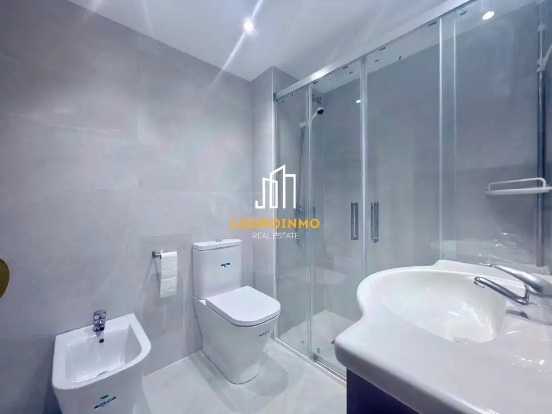Bathroom of Flat for sale in  Logroño  with Heating and Furnished