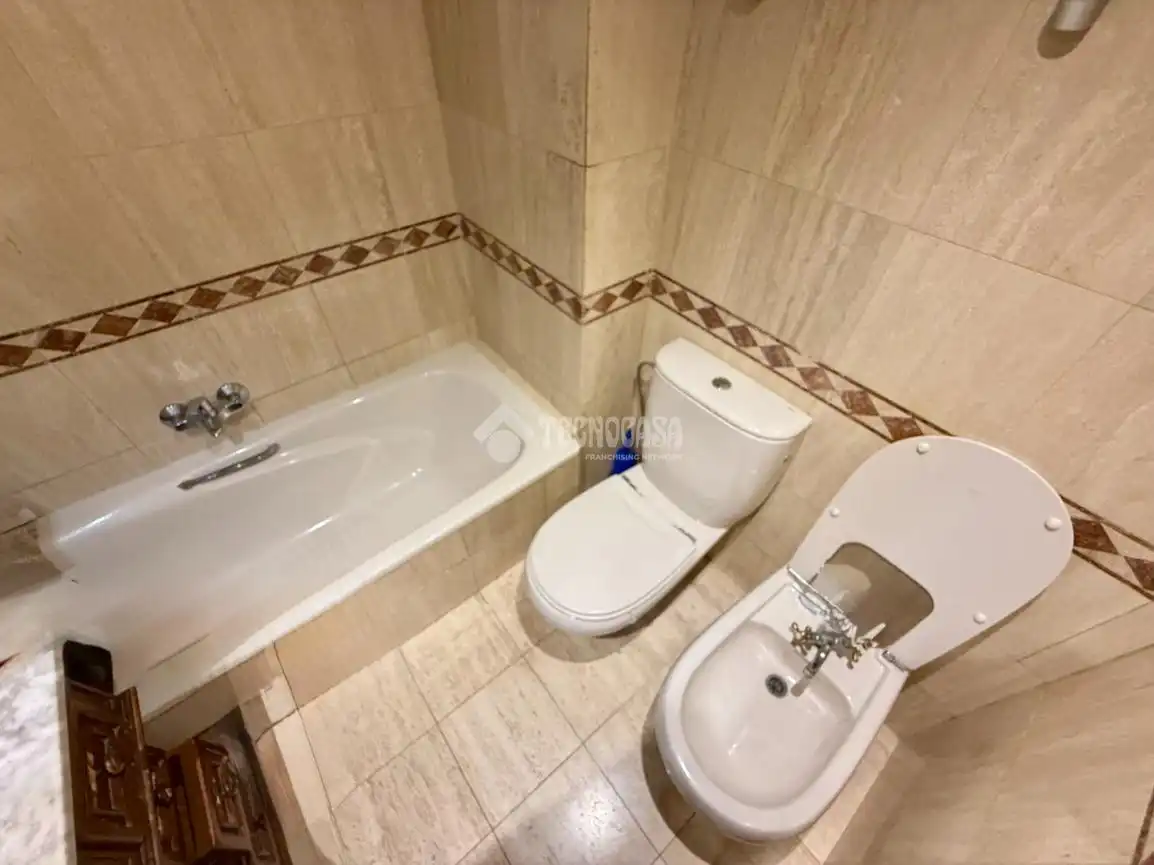 Badezimmer von Wohnung zum Verkauf in Barcelona mit Klimaanlage, Parkett und Gemeinschaftspool