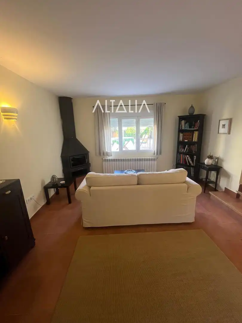 Sala d'estar de Casa o xalet en venda en Torrejoncillo del Rey amb Calefacció, Terrassa i Alarma