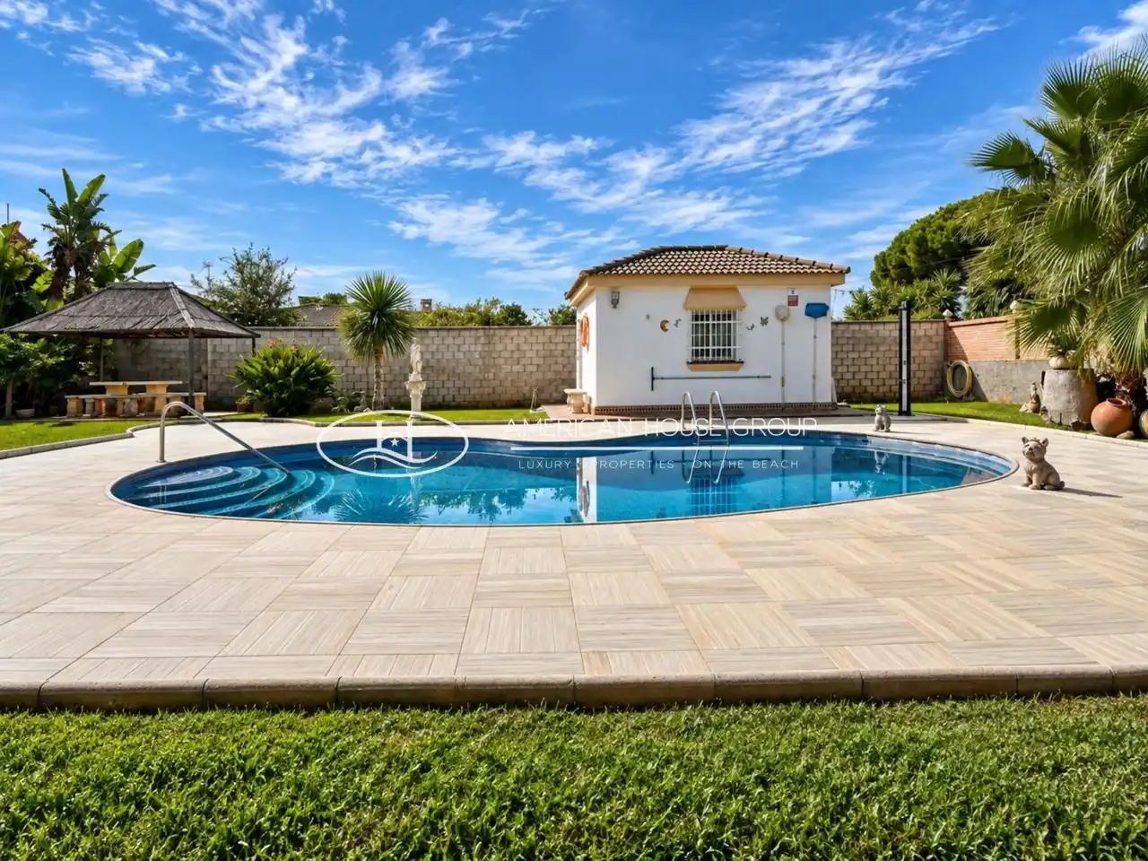 Piscina de Casa o xalet en venda en Chiclana de la Frontera amb Aire condicionat, Jardí privat i Traster