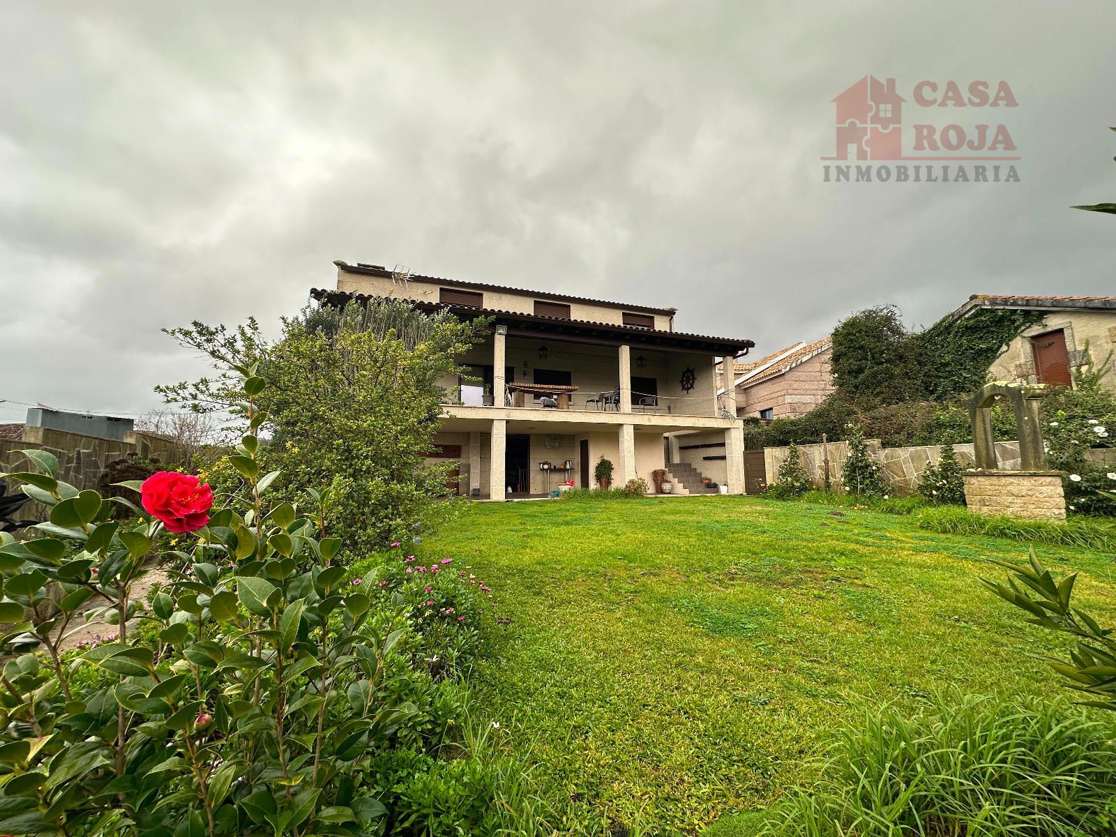 Jardí de Casa o xalet en venda en Cangas  amb Calefacció, Terrassa i Traster