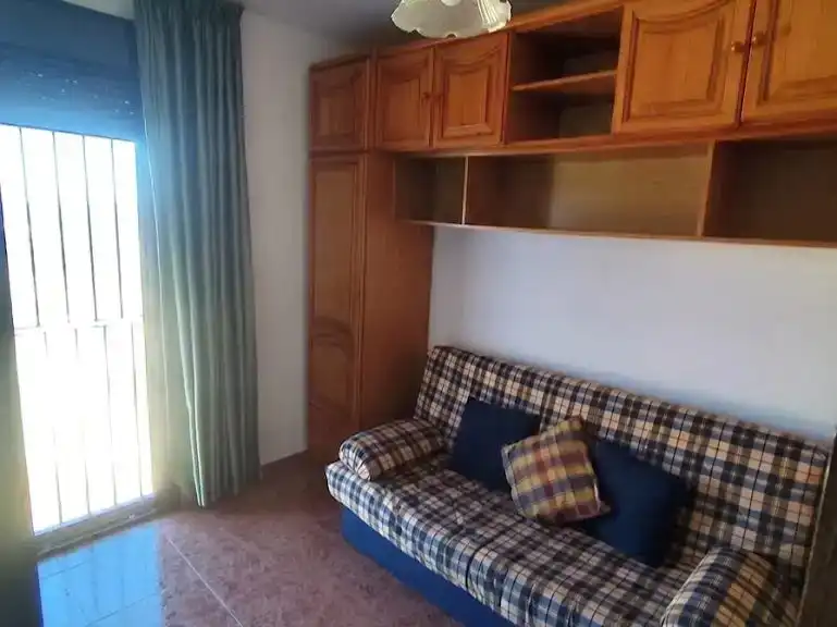 Sala d'estar de Casa adosada en venda en Ronda amb Traster i Moblat