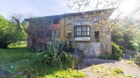 Histórico caserío con gran finca y edificaciones auxiliares en plena naturaleza en Berriz