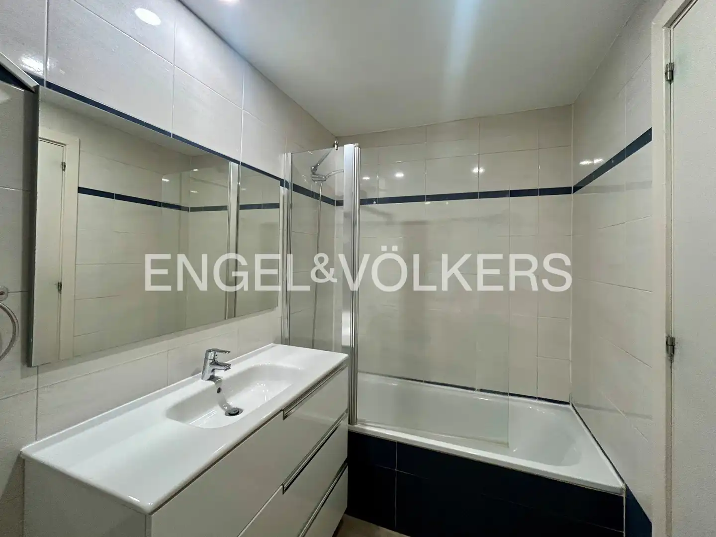 Bathroom of Flat for sale in Alcobendas  with Heating, Storage room and Swimming Pool