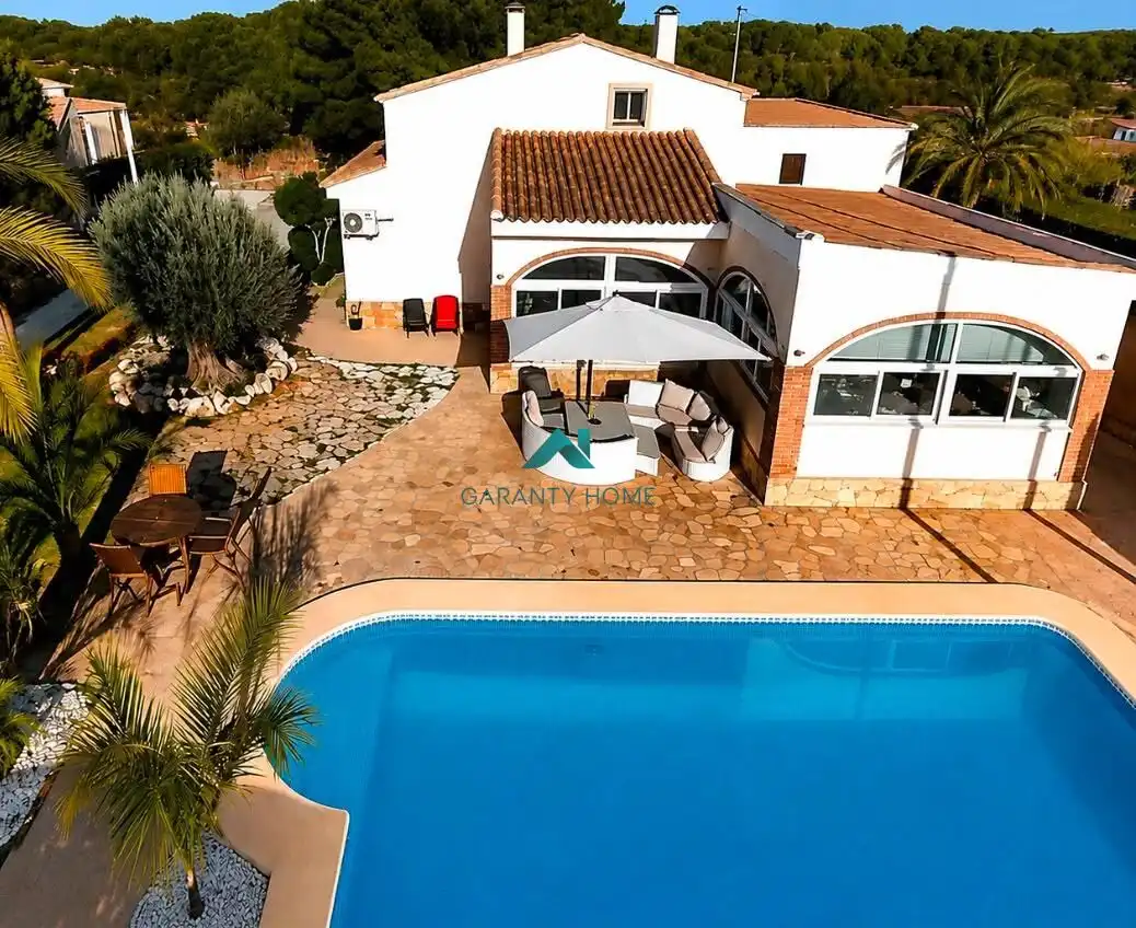 Vista exterior de Casa o xalet en venda en Serra amb Aire condicionat, Calefacció i Jardí privat
