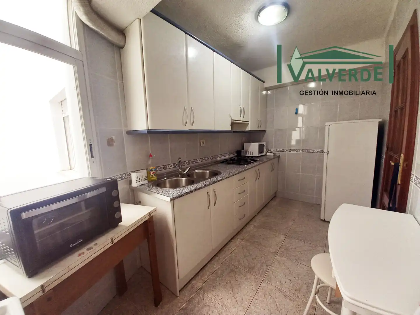 Küche von Wohnung zur Miete in Granada mit Möbliert, Waschmaschine und Mikrowelle