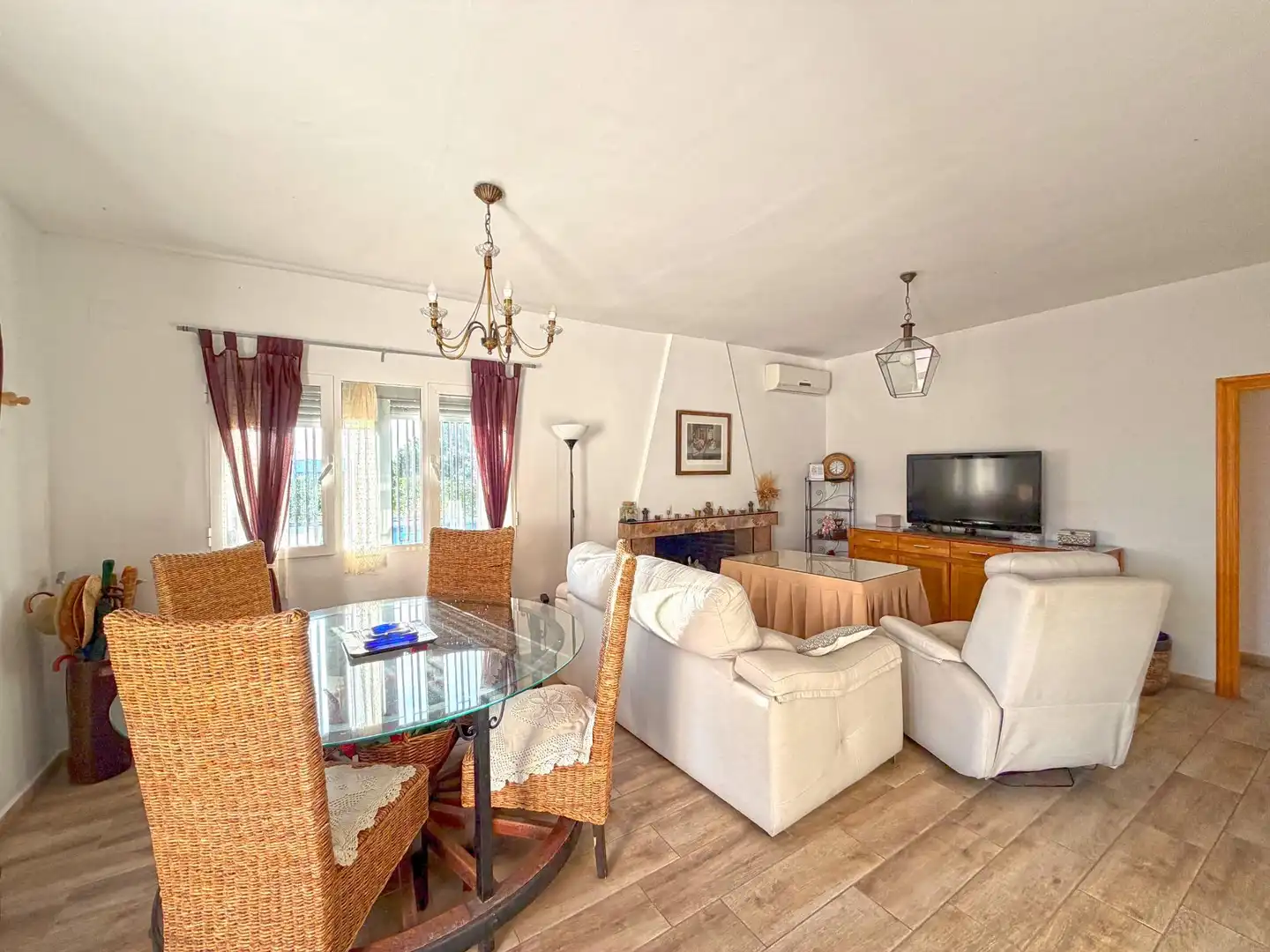 Sala d'estar de Casa o xalet en venda en Espartinas amb Piscina comunitària