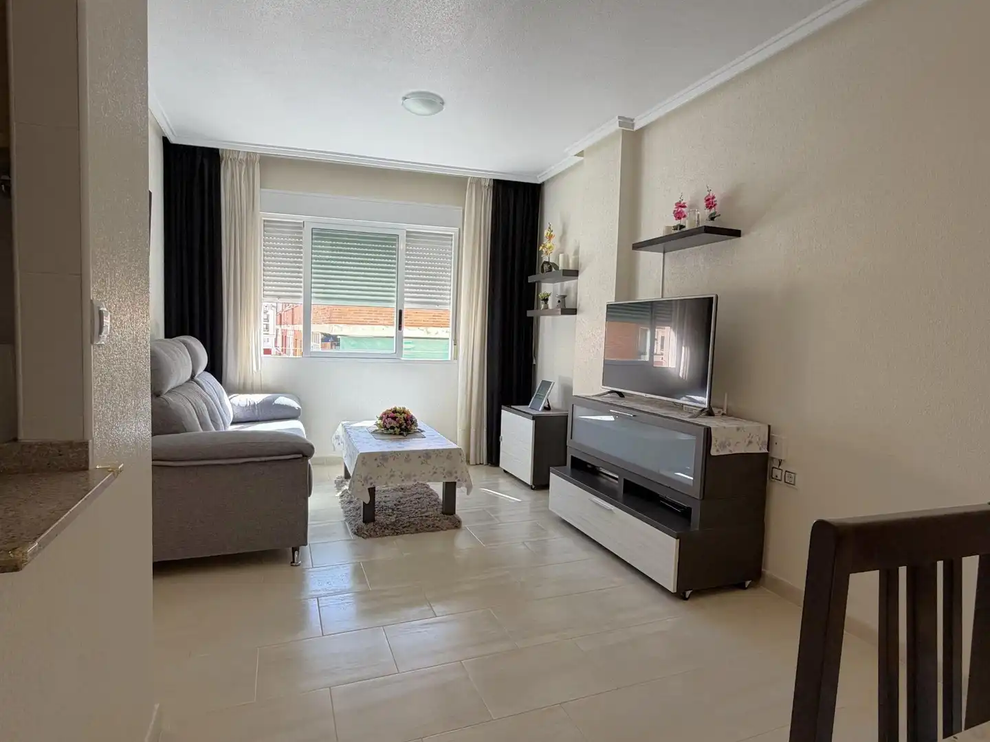 Sala de estar de Apartamento en venta en Torrevieja con Aire acondicionado, Terraza y Amueblado
