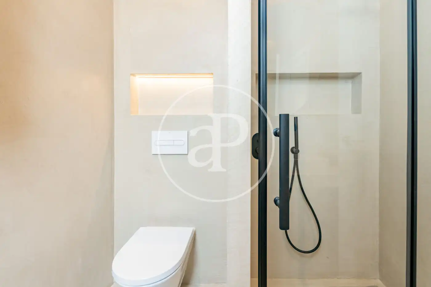 Bathroom of Flat for sale in Madrid  with Air Conditioner, Heating and Terrace