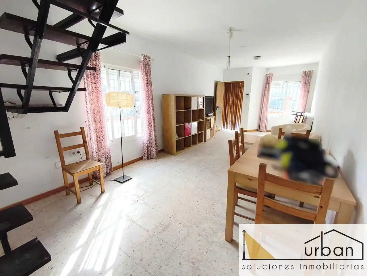 Sala d'estar de Casa adosada en venda en Chipiona amb Terrassa