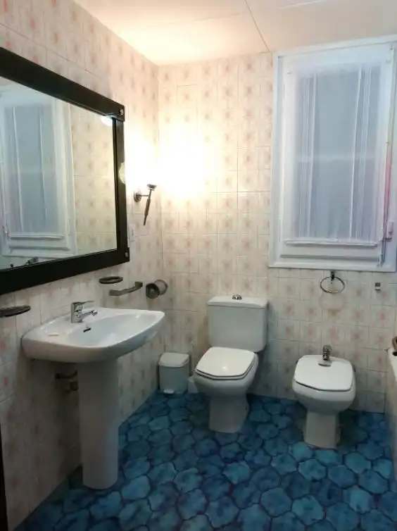 Baño de Piso de alquiler en Zaragoza con Calefacción, Parquet y Amueblado