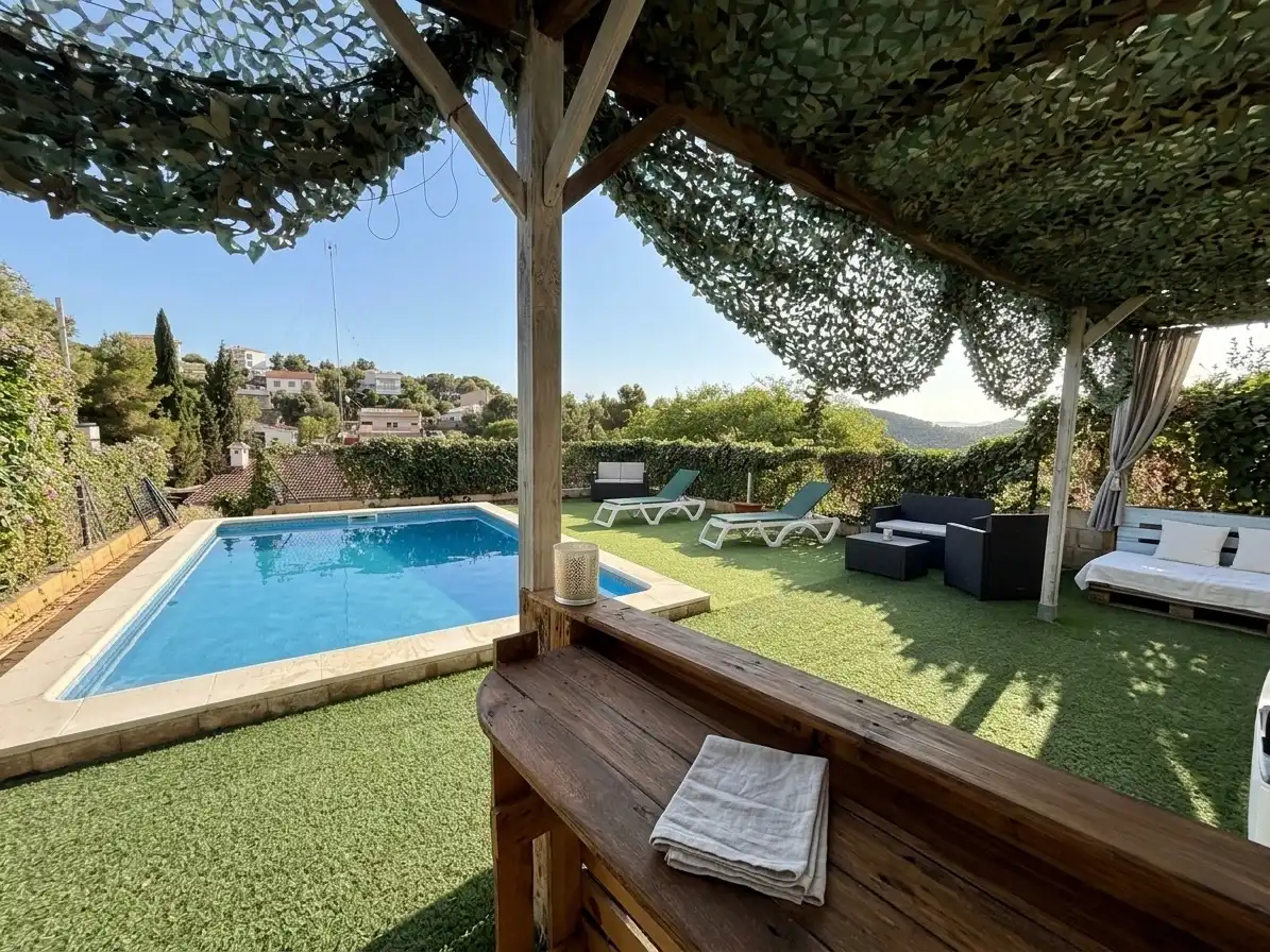 Adosado con piscina en venta en Carrer la Rosella