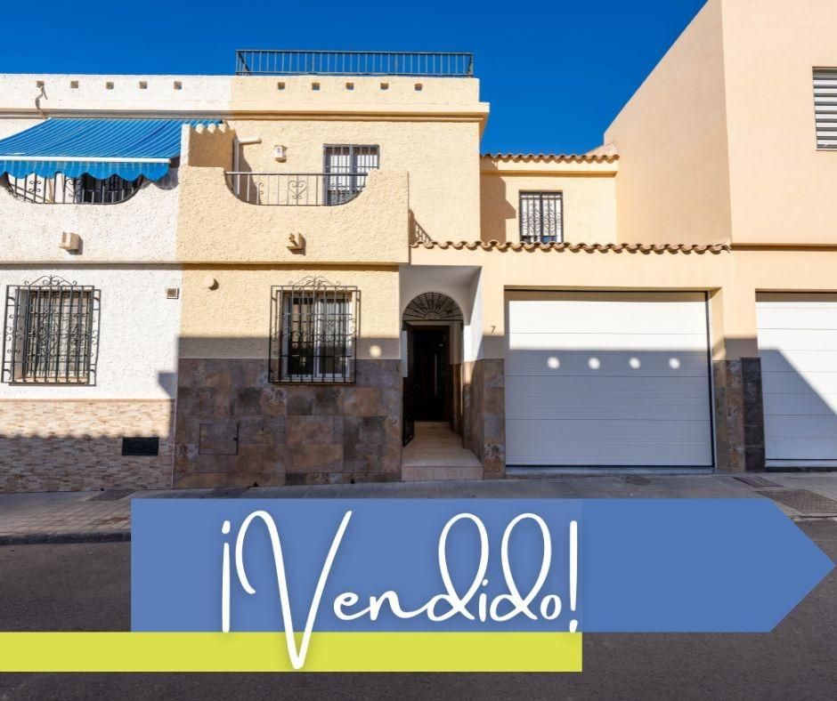 Vista exterior de Casa o chalet en venta en  Almería Capital con Aire acondicionado y Terraza