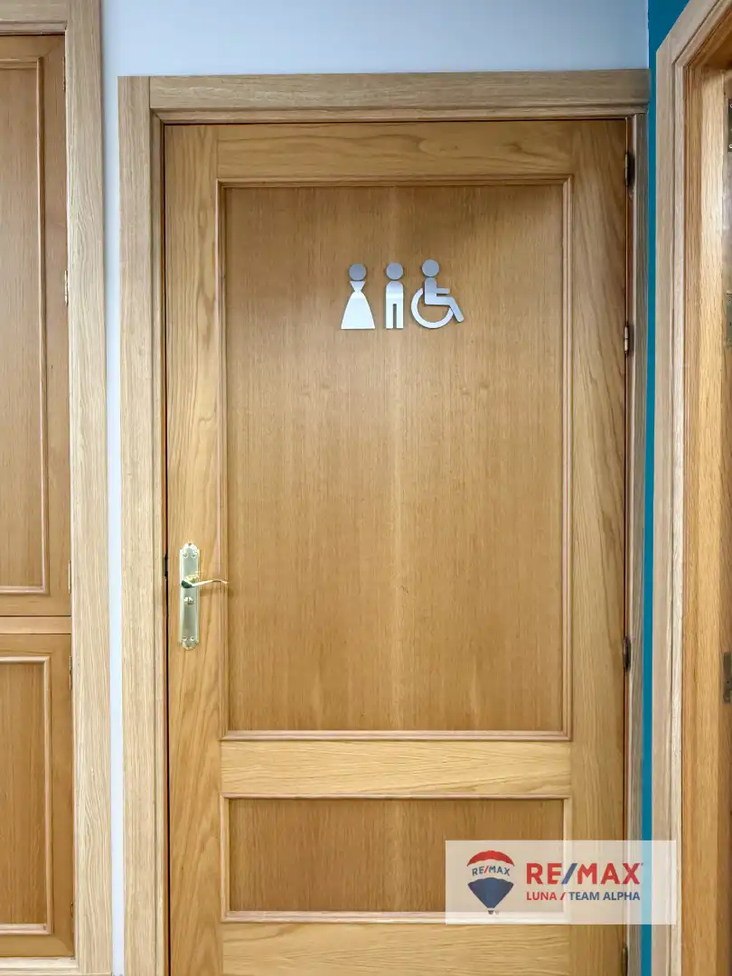 Baño de Local de alquiler en Madrid con Aire acondicionado, Calefacción y Parquet