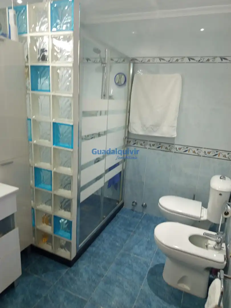 Baño de Casa adosada en venta en Montequinto con Aire acondicionado, Jardín privado y Trastero
