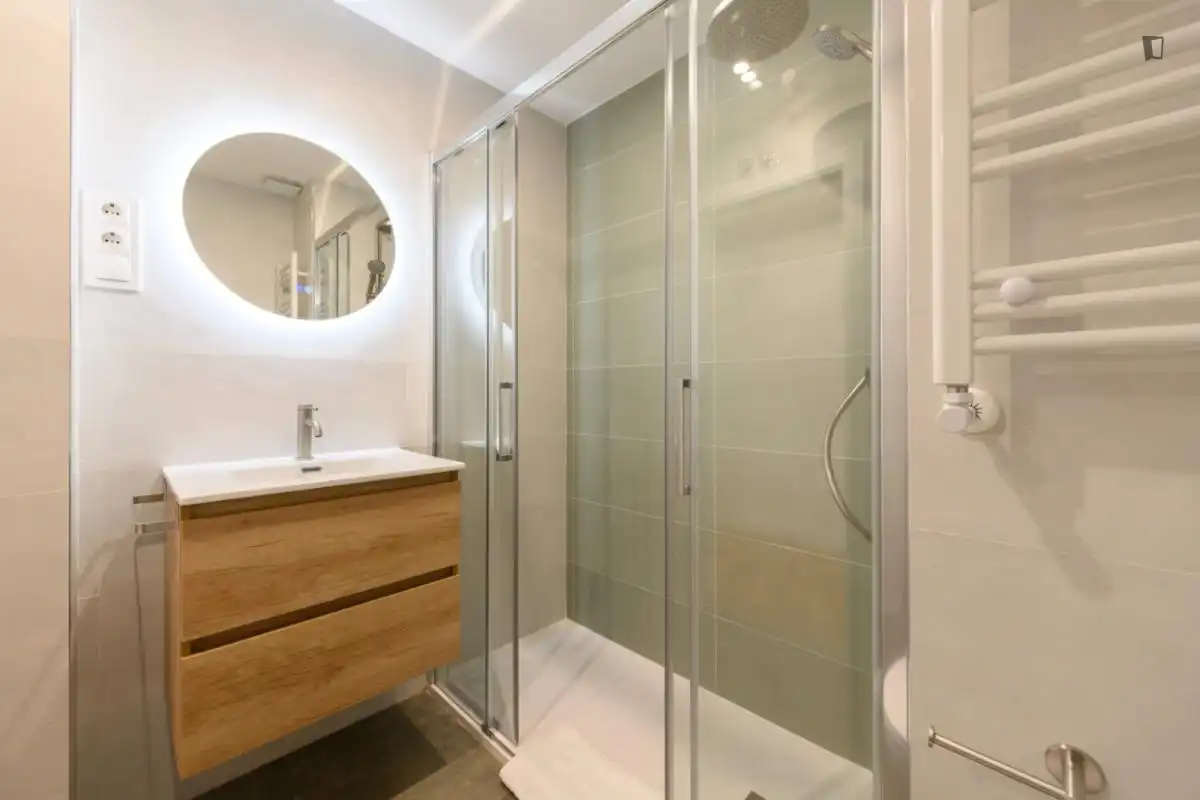 Badezimmer von Wohnungen zur Miete in Madrid mit Klimaanlage, Heizung und Möbliert