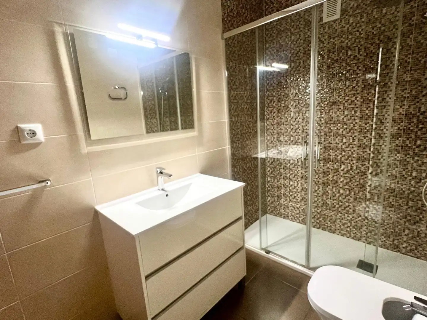 Baño de Piso de alquiler en Plasencia con Aire acondicionado, Calefacción y Terraza