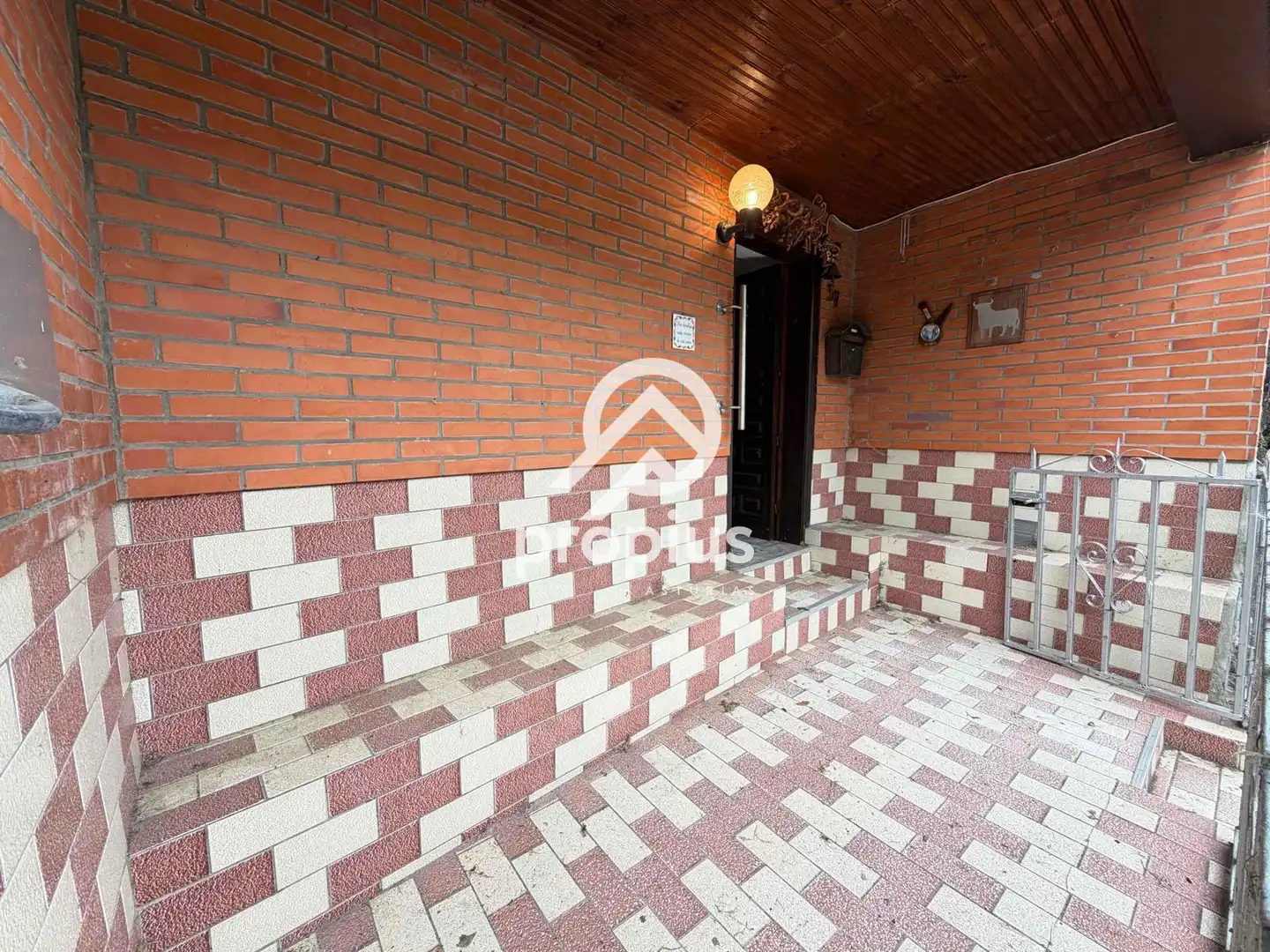 Vista exterior de Casa adosada en venda en Llanes amb Calefacció, Terrassa i Traster