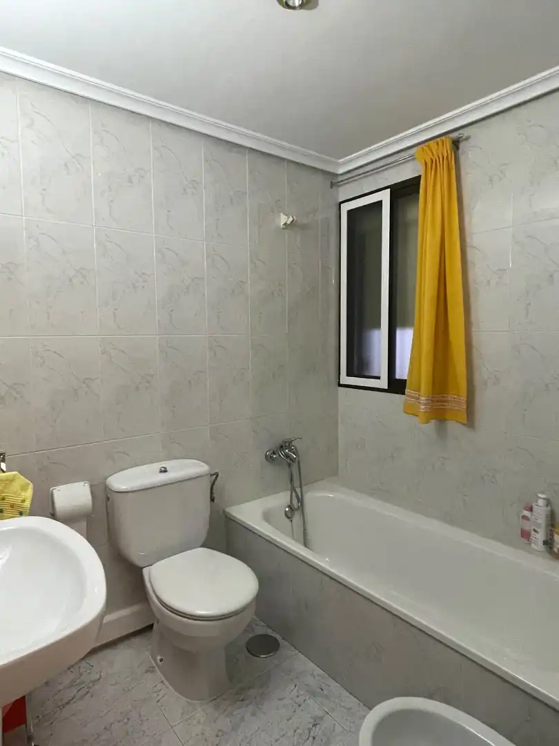 Baño de Piso en venta en Miralvalle - Av. Virgen del Puerto - La Data 