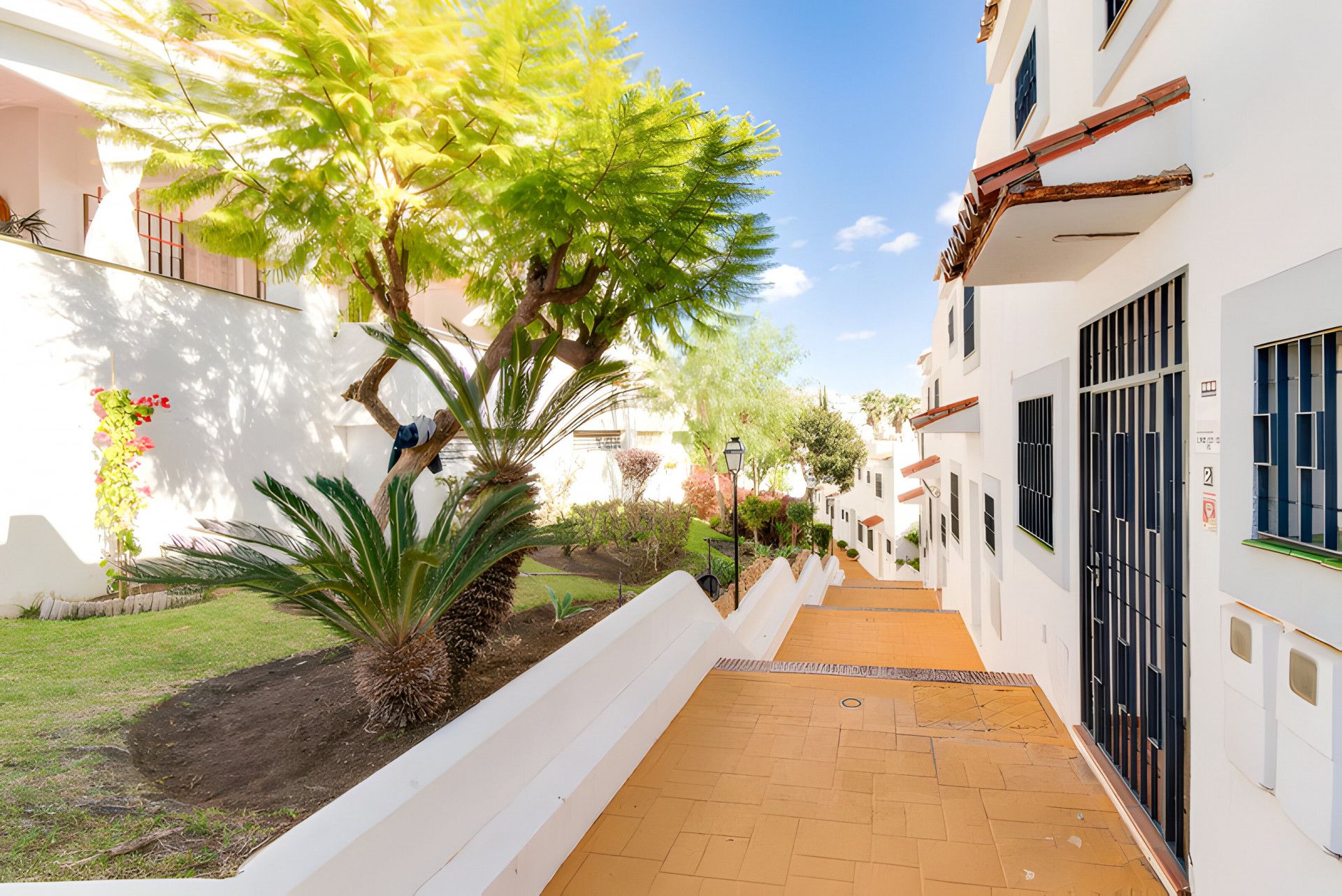 Exterior view of Single-family semi-detached for sale in  Almería Capital  with Air Conditioner, Terrace and Swimming Pool