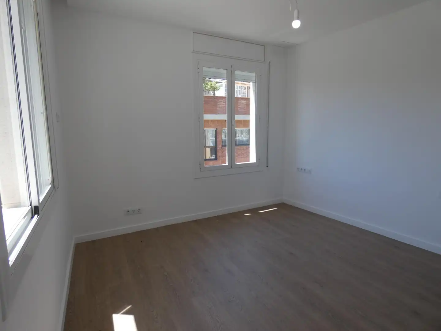 Schlafzimmer von Dachboden zur Miete in Barcelona mit Parkett