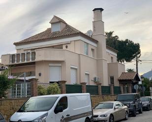 Vista exterior de Casa o xalet en venda en Marbella amb Jardí privat i Terrassa