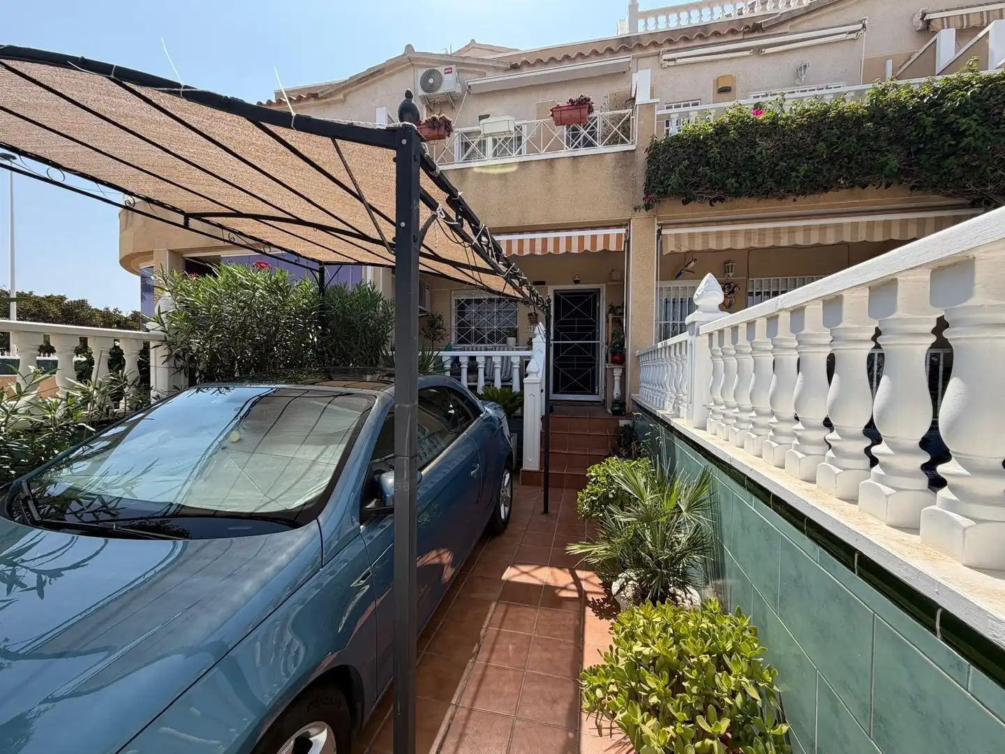 Vista exterior de Casa adosada en venta en Torrevieja con Jardín privado, Terraza y Amueblado