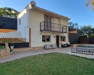 Vista exterior de Casa o xalet en venda en Marbella amb Jardí privat, Terrassa i Piscina