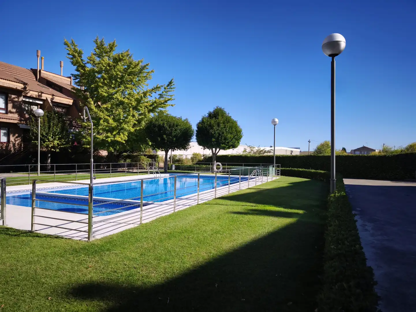 Piscina de Casa o xalet en venda en  Logroño amb Calefacció, Parquet i Terrassa