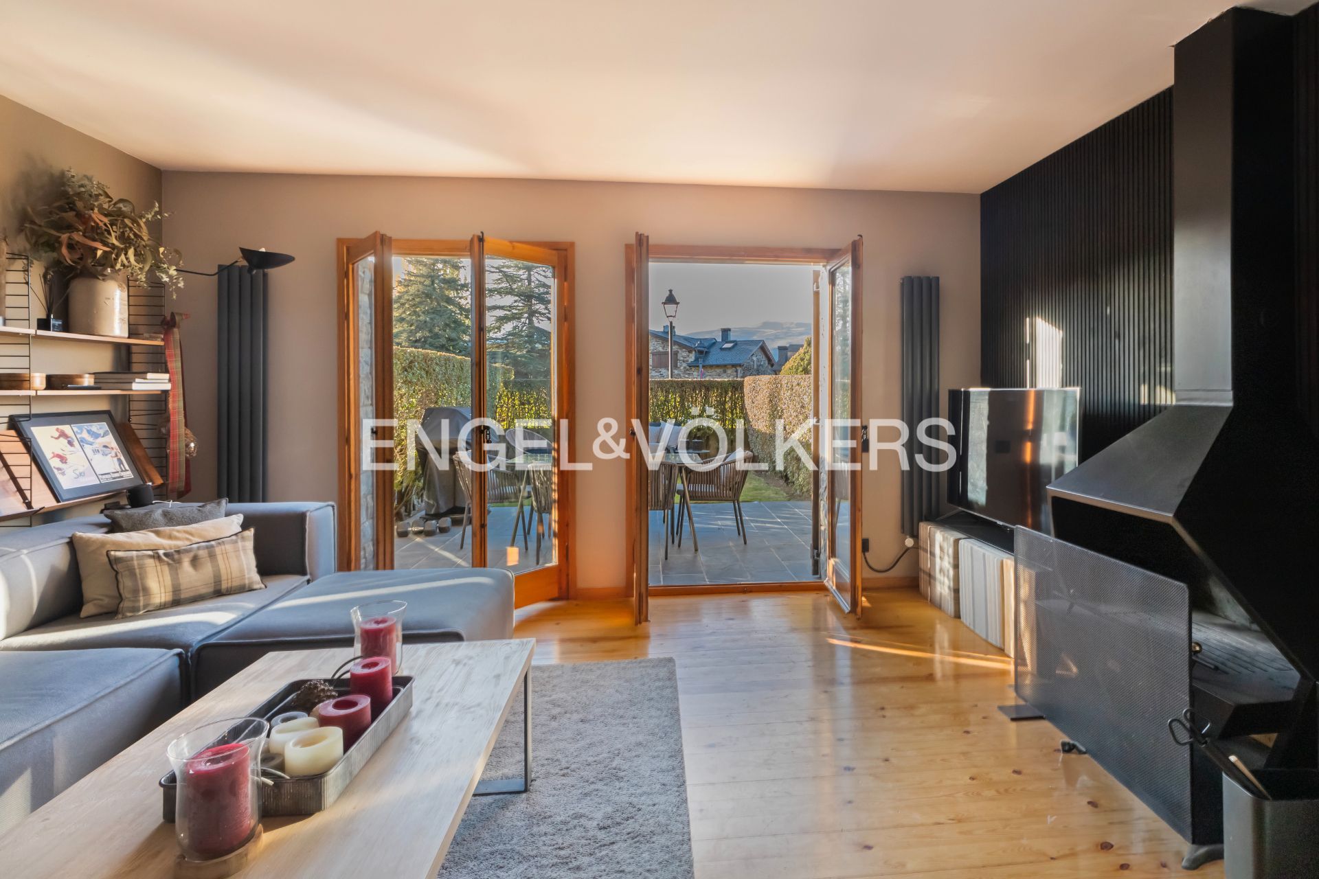 Sala d'estar de Casa adosada en venda en Fontanals de Cerdanya amb Calefacció, Jardí privat i Parquet