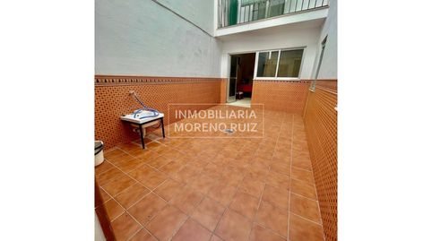 PISO BAJO CERCA DEL LLANO, CON 2 PATIOS.