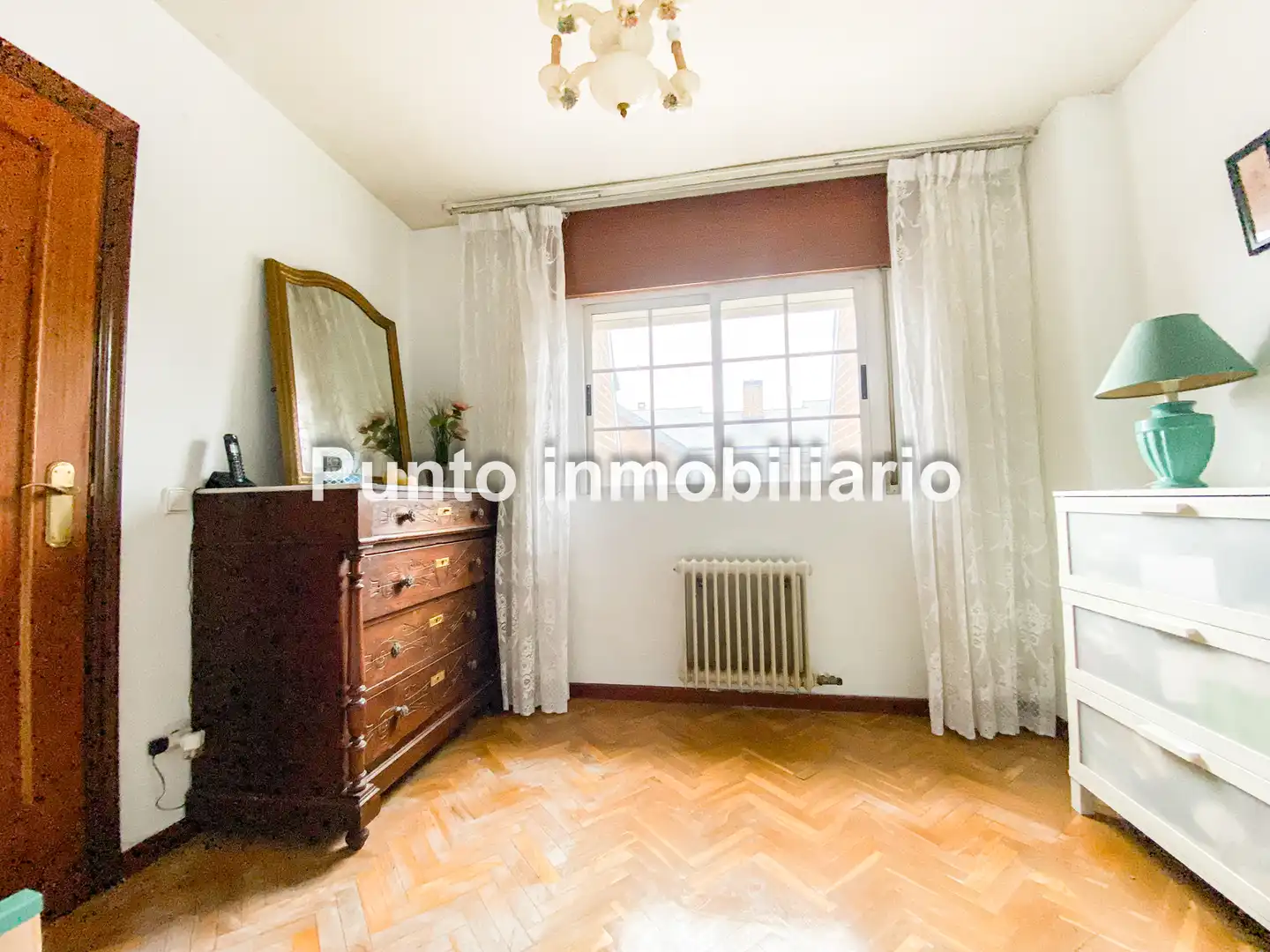 Sala d'estar de Casa adosada en venda en Valladolid amb Calefacció, Jardí privat i Parquet