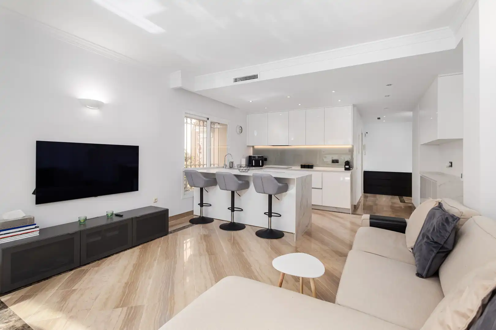 Sala d'estar de Planta baixa en venda en Marbella amb Aire condicionat, Terrassa i Piscina
