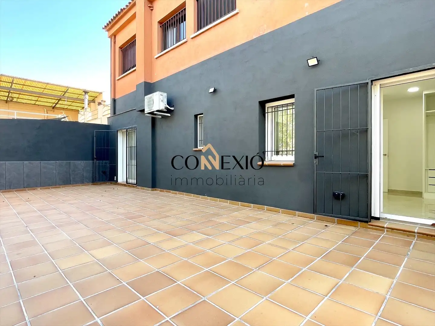 Vista exterior de Planta baja en venta en Sarrià de Ter con Aire acondicionado, Calefacción y Terraza