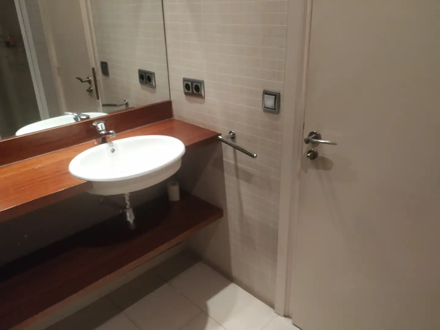 Badezimmer von Dachboden zur Miete in Barcelona mit Heizung, Ofen und Balkon