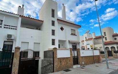 Vista exterior de Casa adosada en venda en Rota amb Terrassa i Moblat