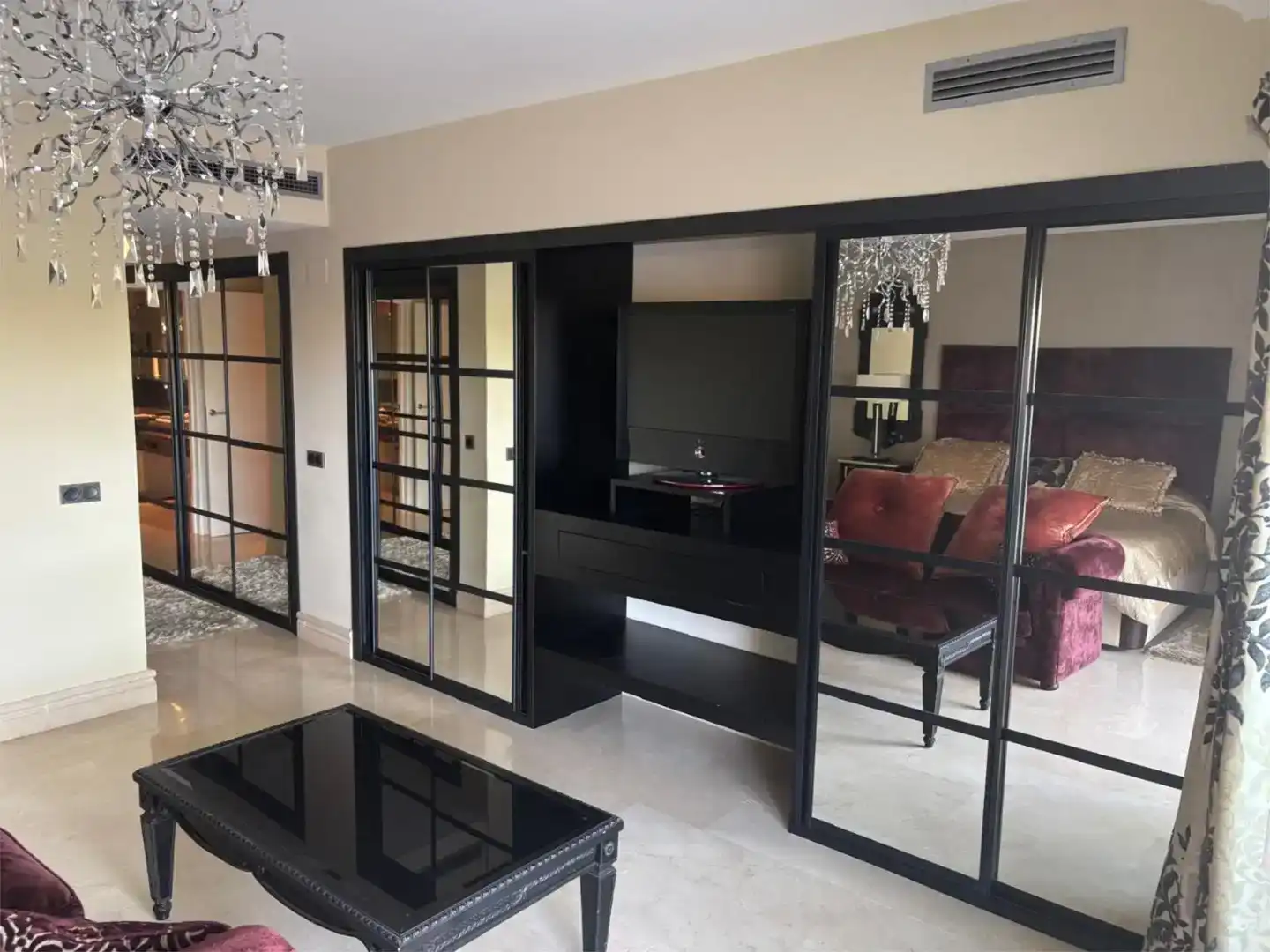 Wohnzimmer von Wohnung zur Miete in Marbella mit Klimaanlage, Schwimmbad und Balkon